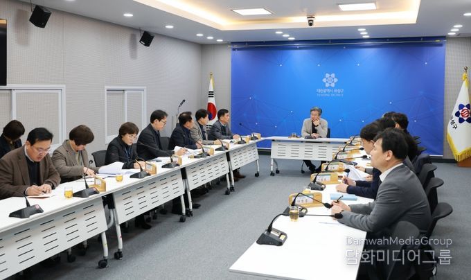 정용래 유성구청장이 15일 오전 주간간부회의를 주재하며 공직선거법 준수를 강조하고 있다.