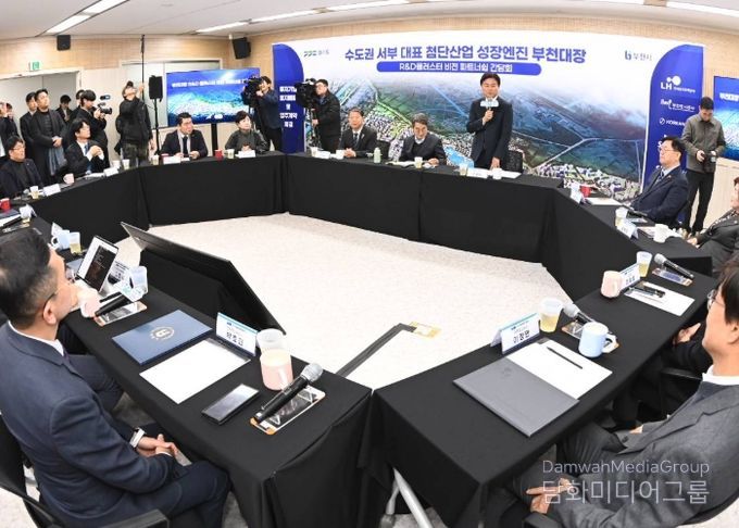 이달 15일 오정구청에서 열린 ‘부천대장 R&D 클러스터 비전 파트너쉽 간담회’에서 조용익 부천시장이 이야기하고 있다.