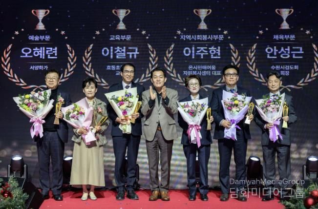 이재준 수원시장(가운데)과 수원시 문화상 수상자들이 함께하고 있다. 이주현 온시민 매여울자원봉사센터 대표(오른쪽부터) 안성근 수원시 검도회 회장, 최윤정 중부일보 대표이사, 이재준 시장, 이철규 효동초등학교 교장, 오혜련 서양화가, 김경환 성균관대학교 글로벌창업대학원 원장.