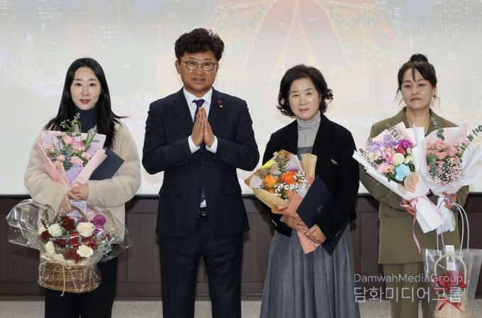 최충규 대덕구청장(사진 왼쪽 두 번째)과 양성평등과 여성친화도시 조성 유공자들이 16일 구청 청렴관에서 시상식을 마친 후 기념 촬영을 하고 있다.