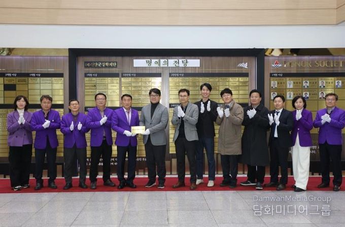 16일, ㈜신안증도태양광 참석자들이 신안군청 명예의 전당에서 명패를 게시하며 기념 촬영을 하고 있다.