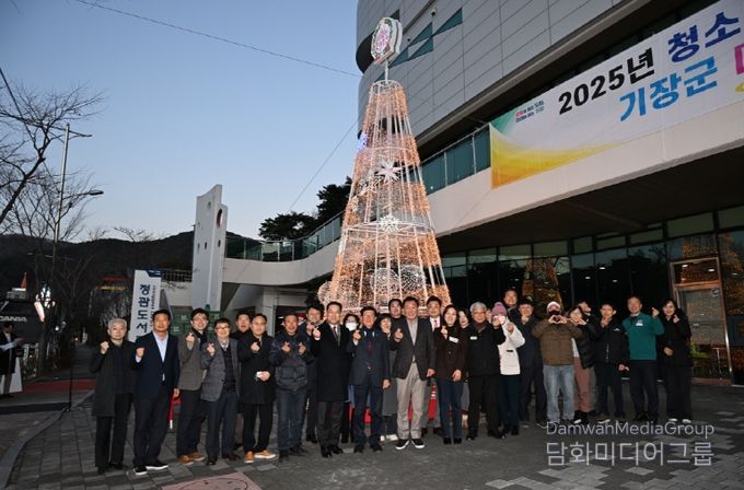 기장군이 정관도서관 앞에서 성탄트리 점등식을 열고 있다.