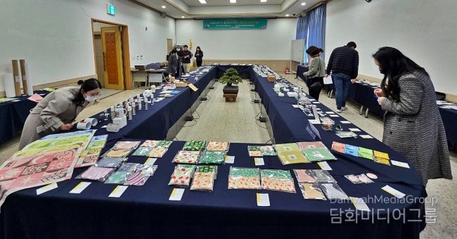 경주시가 ‘2026 청년감성상점 상품 입점 공모’ 심사를 진행하고 있다. 이번 공모를 통해 선정된 165점의 청년 예술가 작품은 내년 1월부터 황리단길 청년감성상점에서 전시·판매될 예정이다.