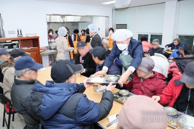 김완근 제주시장, 노인복지회관 경로식당 찾아 배식 봉사