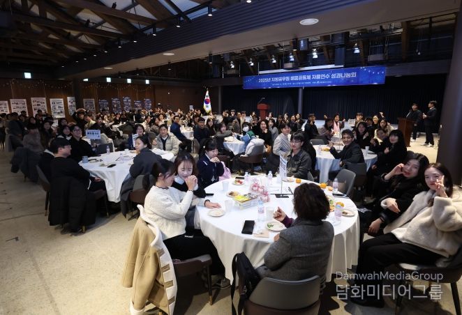 12월 18일(목)에 조치원 1927 아트센터에서 지방공무원 100여 명을 대상으로 열린 ‘지방공무원 배움공동체 자율연수 성과나눔회’ 모습