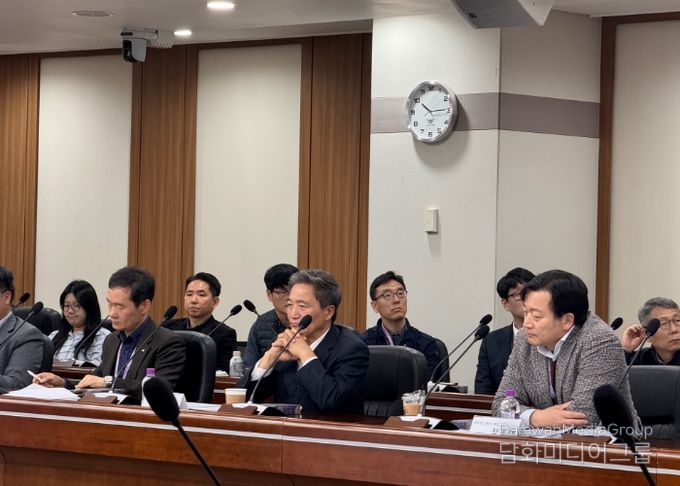 지난 11일 인천국제공항공사 회의실에서 열린 ‘공정거래 자율준수문화 확산을 위한 관리자 특강’에서 인천국제공항공사 이학재 사장(사진 가운데) 및 임원들이 강의를 경청하고 있다.