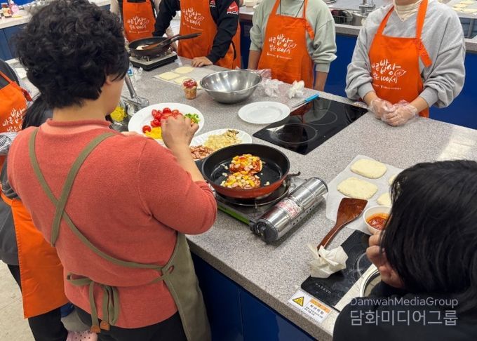 참가자들이 인천 지역 농산물을 활용한 식생활 개선 프로그램에서 교육을 받고 있다. / 사진제공 = 인천항만공사