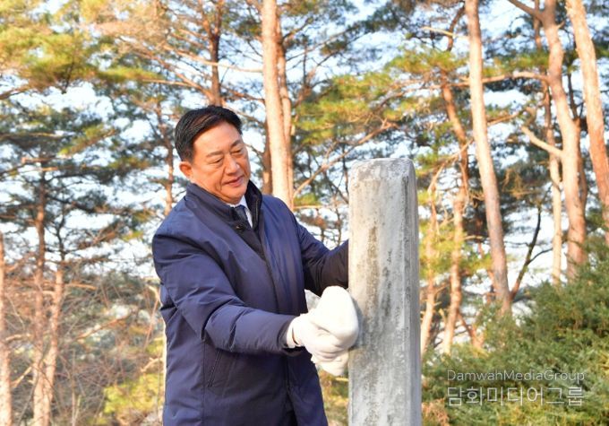 올해 1월, 박수량 백비 참배를 마친 김한종 장성군수가 비석을 닦고 있다. 장성군 제공