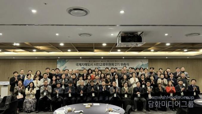 김현수 수원특례시 제1부시장과 국제자매도시 시민교류위원회 2기 위원들이 기념촬영을 하고 있다.