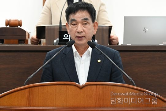 남해군의회 제289회 제2차 정례회 제3차 본회의에서 여동찬 의원이 ‘농어촌 기본소득 시범사업 국비 지원 확대 건의안’ 제안설명을 하고 있다.