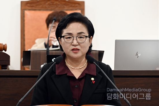 남해군의회 제289회 제2차 정례회 제3차 본회의에서 장영자 의원이 예산결산특별위원회 심사보고를 하고 있다.