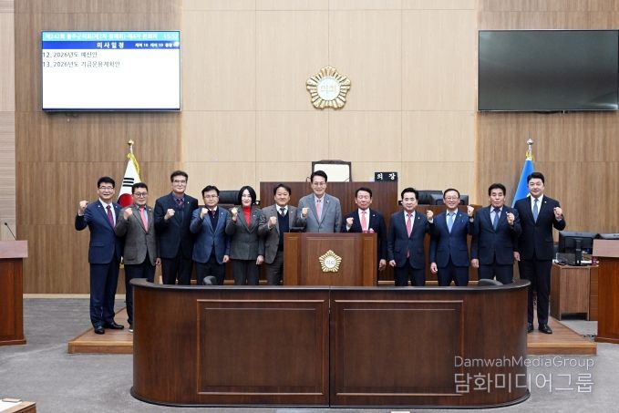 19일 울주군의회 의사당 본회의장에서 열린 제242회 정례회 제4차 본회의를 통해 올 한해 공식 의정활동을 마무리한 울주군의회 최길영 의장을 비롯한 의원들이 이순걸 군수와 기념촬영을 하고 있다.