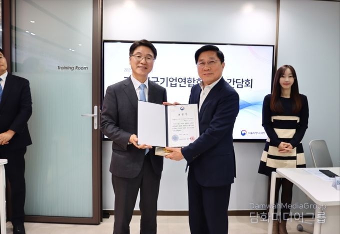 서울국세청장 표창장을 수여받고있는 세정협조자 KOFA 전임회장 이승수 대표 (인피니언테크널러지코리아 대표이사) (사진 : 주한외국기업연합회 KOFA 제공)