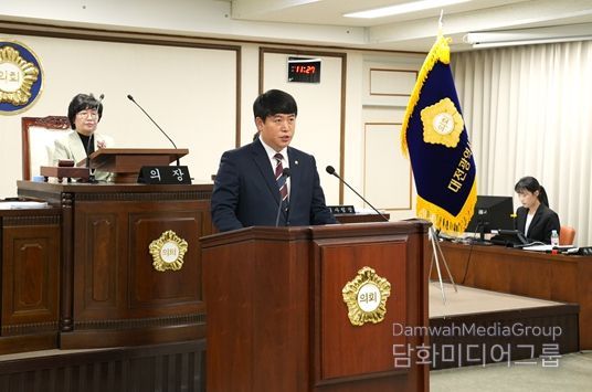 제270회 대전중구의회 제2차 정례회 제4차 본회의에서 오은규 의장이 발의한 2026년도 본예산안 수정안에 대해 제안설명을 하고 있다.