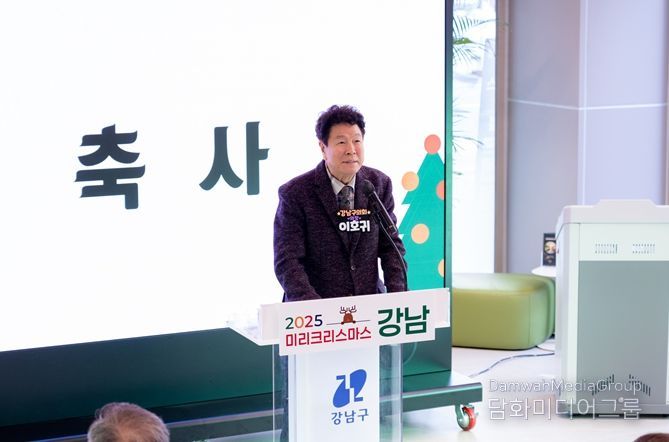 19일 ‘2025 미리 크리스마스’에서 이호귀 의장이 축사를 하고 있다.