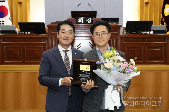 남구의회, 강준희 사무국장에게 퇴임 감사패 전달