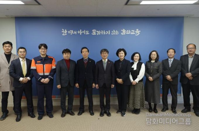 천창수 교육감이 22일 접견실에서 교육기부 우수기관과 학교 관계자들과 기념사진을 찍고있다