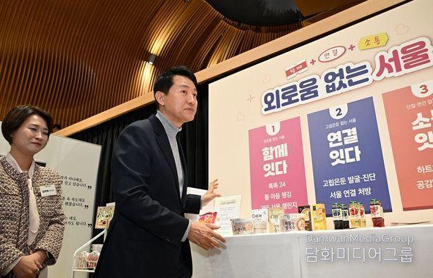 오세훈 서울시장이 22일 오전 서울시청에서 열린 고립·은둔청년 지원사업 성과공유회에서 서울마음편의점 전시 부스를 살펴보고 있다.
