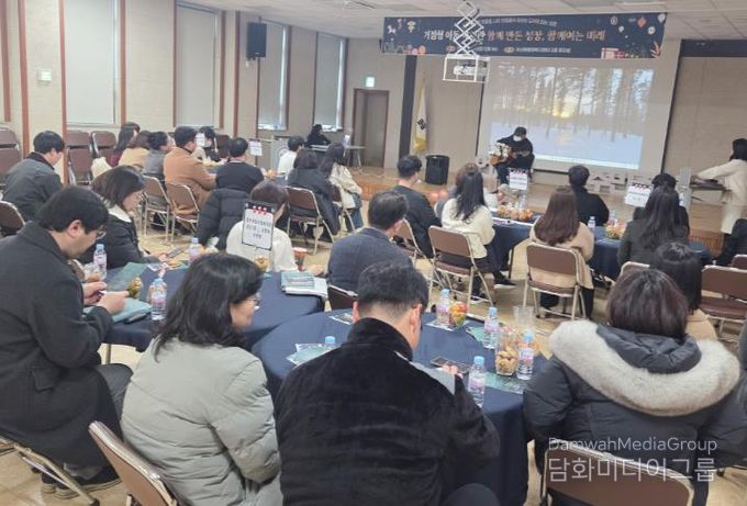 광산구 1313 이웃살핌 사업으로 사회적 단절을 극복한 윤문세(가명) 씨가 지난 19일 ‘종합사회복지관 거점형 이동복지관 사업’ 성과공유회에서 통기타 연주 실력을 선보였다.