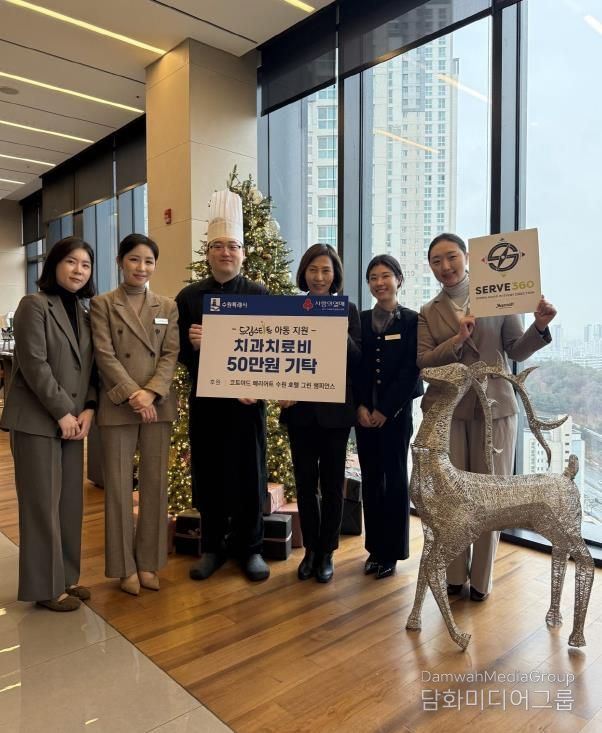 ‘그린 챔피언스’ 소속 코트야드 메리어트 수원 호텔 임직원들이 기념 사진을 촬영하고 있다