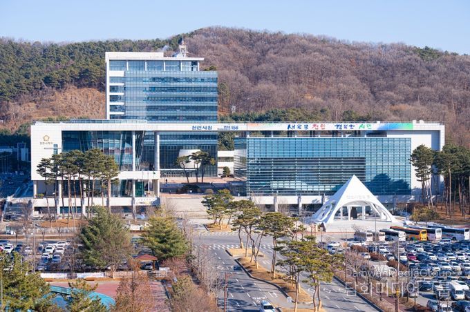 1. 천안시청 전경.