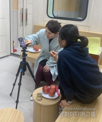 내 손안의 스튜디오! 숏폼&라이브커머스 A to Z’ 교육중 실제 송출 연습을 하고 있다.