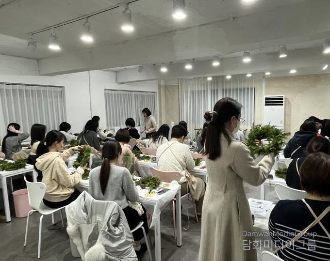 12월 19일 반포권역에서 진행한 싱글싱글 문화교실 ‘크리스마스 리스 만들기’ 프로그램 사진