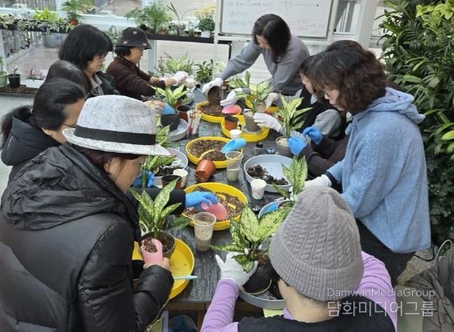 금천정원지원센터에서 프로그램이 진행되고 있다