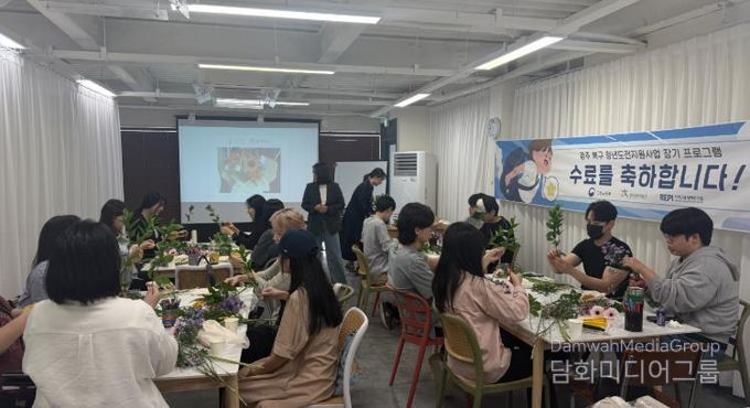 화훼 수업에서 꽃다발을 만드는 모습