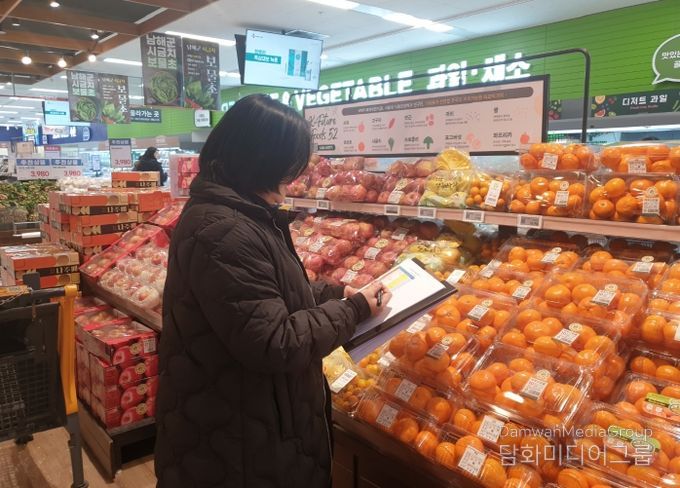 물가관리 조사원이 관내 대형마트에서 물가동향을 조사하고 있다.