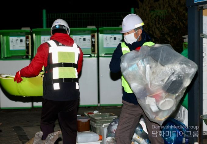 환경미화 활동하는 김완근 시장