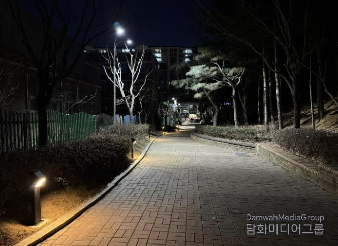 기흥구는 산양초등학교와 구갈중학교 후문의 보행자도로 보안등 등을 교체했다
