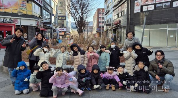 30일 소하상업지구에서 예술 조형물 설치 행사를 진행하고 시립소하누리어린이집 원아들과 기념사진을 촬영하고 있다.