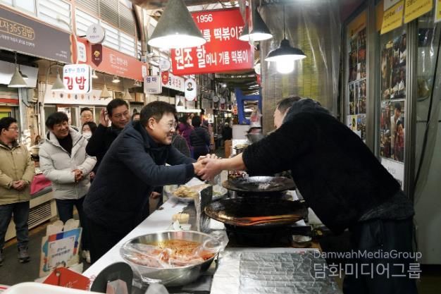 전통시장을 방문한 정문헌 구청장의 모습