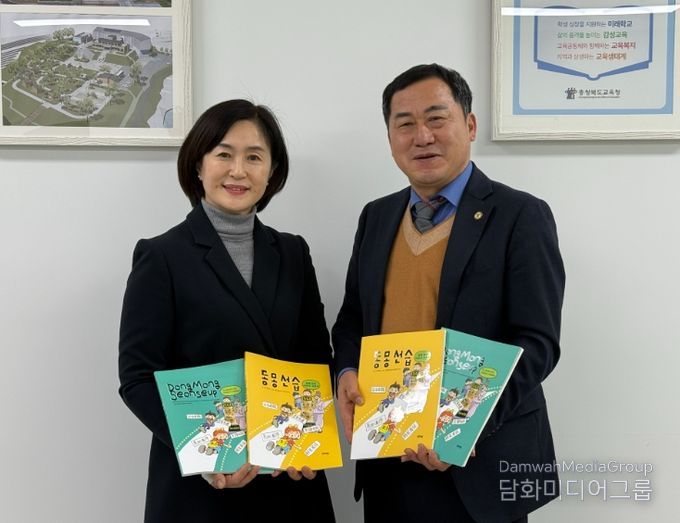 왼쪽 정선옥 지식정보기반과장, 오른쪽 우관문 교육장