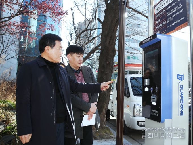 김낙철 부구청장 등이 만년동 일원 주차장을 점검하고 있다