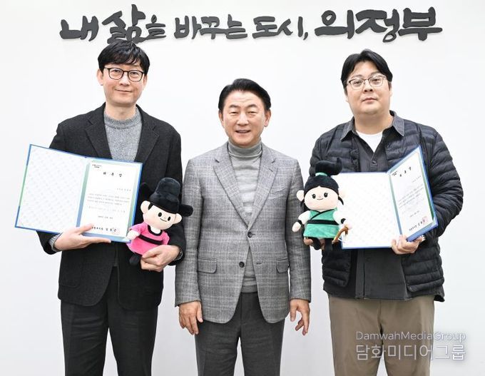 김동근 시장이 12월 30일 유튜버 ‘복원왕’을 의정부시 홍보대사로 위촉한 뒤 함께 기념촬영을 하고 있다.