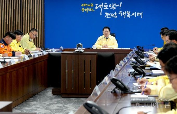 동절기 안전·취약계층 보호대책 및 조류인플루엔자 대처상황 점검회의 사진-김영록 전라남도지사가 31일 오전 도청 재난종합상황실에서 실국장 및 시·군 부단체장들이 화상으로 참석한 가운데 ‘동절기 안전·취약계층 보호대책 및 조류인플루엔자 대처상황 점검회의’를 주재하고 있다.