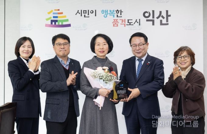 이당 송현숙 작가, 익산 정체성 담은 서예작품 기증