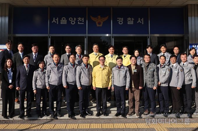 김민석 국무총리가 31일 양천구 양천경찰서를 방문, 경찰 관계자로부터 업무 현황 등을 보고 받고 근무자들을 격려하고 있다.