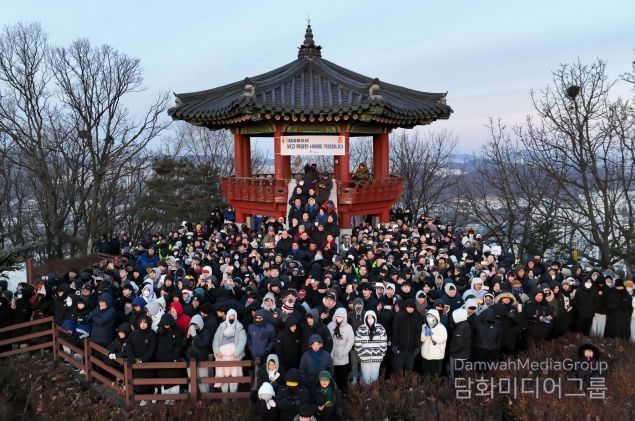박승원 광명시장이 1일 도덕산 정상에 올라 신년 첫 해를 시민들과 함께 맞이하고 기념사진을 촬영하고 있다.