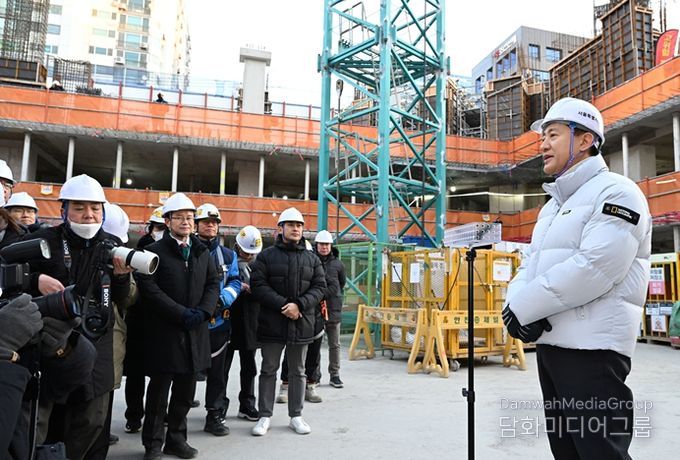 2일 오전 영등포구 재건축 현장(영등포구 유원제일1차 재건축)을 찾은 오세훈 서울시장이 공사장 안전관리 당부 메시지를 전달하고 있다.