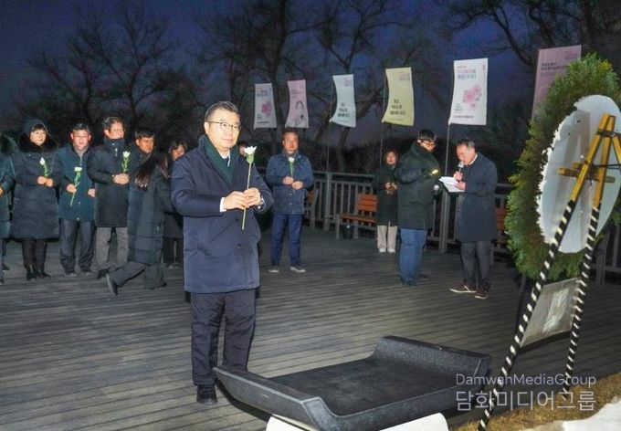 류경기 중랑구청장이 헌화와 묵념을 하는 모습