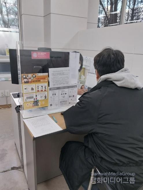 마포구 보건소 금연클리닉에서 금연 상담을 받고 있는 모습