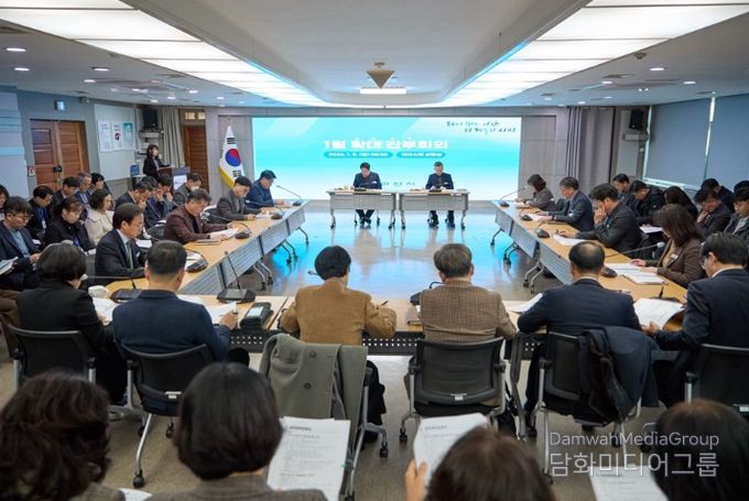 시청 상황실에서 간부공무원 등이 참석하여 확대간부회의중 사진