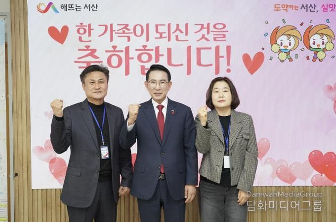 원스톱 민원 상담관 2명(가운데는 이완섭 서산시장)