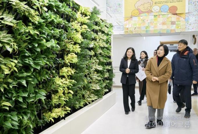 이수희 강동구청장이 서울장애인종합복지관 열린정원 현장을 방문했다.