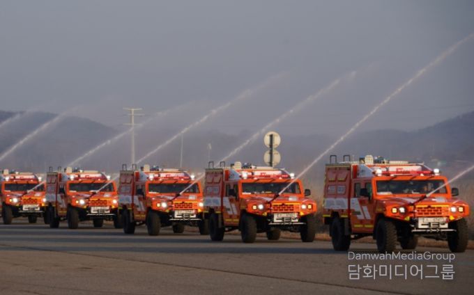 국산 군용차를 기반으로 제작한 다목적산불진화차량 시연