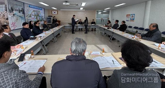 6일 밀양시 내이동 행정복지센터 회의실에서 열린 2026년 첫 통장 회의에서 주영홍 내이동장이 신임 내이4통장에 임명장을 수여하고 있다.