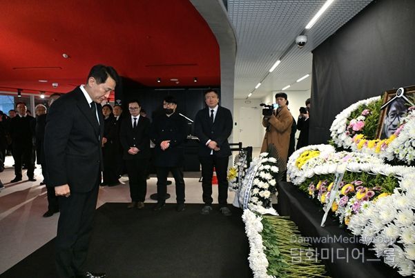 오세훈 서울시장이 6일(화) 충무로 서울영화센터에 마련된 고(故) 안성기 배우 추모공간을 찾아 헌화 후 묵념하고 있다.